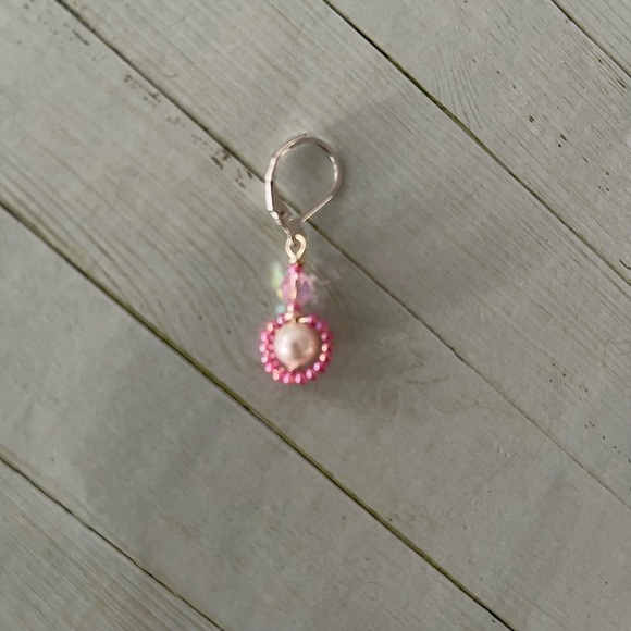 Free with purchase minimalist earrings for women in pink beaded and handmade - Picture 4 of 6